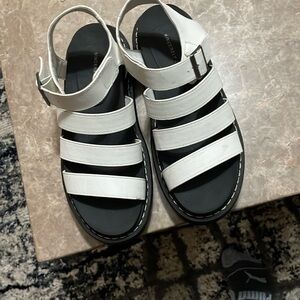 Woman’s sincerely Jules daring sandals
